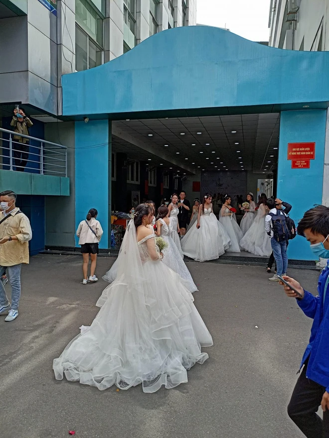 Trường ĐH xuất hiện hàng loạt nữ sinh mặc váy cưới, dân tình rủ nhau lập team đến để được phát cô dâu - Ảnh 4.