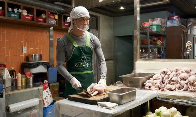 Lầy như băng cớm Nghề Siêu Khó: Ngày bán gà, tối điều tra mà cồng kềnh đến khổ, vừa hài lại vừa duyên! - Ảnh 19.