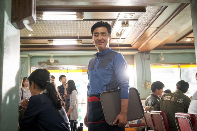 Lầy như băng cớm Nghề Siêu Khó: Ngày bán gà, tối điều tra mà cồng kềnh đến khổ, vừa hài lại vừa duyên! - Ảnh 6.