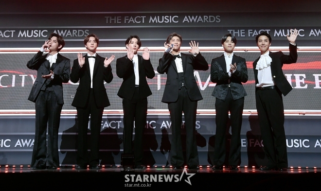 Thảm đỏ khủng The Fact: BTS gây sốc visual, Seohyun và Soojin khoe vòng 1 căng tràn, ITZY mặc gì thảm họa thế này? - Ảnh 2.