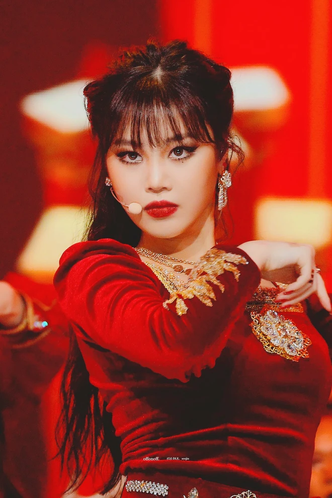 Fan “hú hồn” khi thấy ai như Soojin ((G)I-DLE) trong dàn dancer của aespa, CUBE trả lương thấp quá nên phải làm vũ công part-time hay gì? - Ảnh 5.