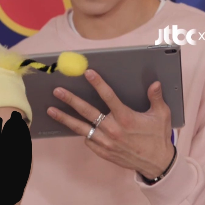 Knet giật mình vì bàn tay khổng lồ của 1 nam idol: Biến tay các thành viên, iPhone 12 thành tí hon, nhìn nhan sắc còn bấn loạn hơn - Ảnh 4.
