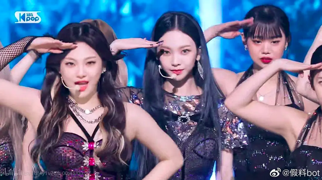 Fan “hú hồn” khi thấy ai như Soojin ((G)I-DLE) trong dàn dancer của aespa, CUBE trả lương thấp quá nên phải làm vũ công part-time hay gì? - Ảnh 4.