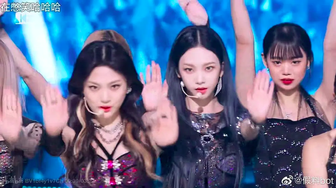 Fan “hú hồn” khi thấy ai như Soojin ((G)I-DLE) trong dàn dancer của aespa, CUBE trả lương thấp quá nên phải làm vũ công part-time hay gì? - Ảnh 3.