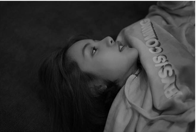 Lisa (BLACKPINK) lên top trending chỉ nhờ vén “tóc mái 200 tỷ”, để lộ góc nghiêng đẹp nghiêng nước nghiêng thành - Ảnh 2.