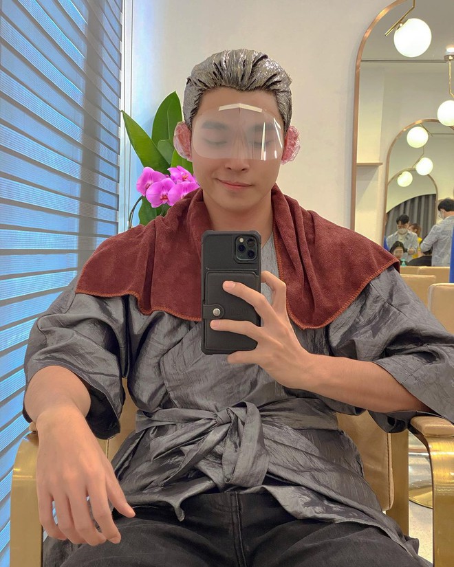 6 salon tóc sao Việt vừa check-in: Xem để biết Hari Won uốn phồng ở đâu, Hòa Minzy nhuộm xanh ở tiệm nào - Ảnh 12.