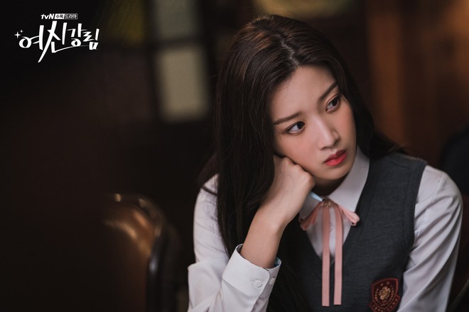 Cha Eun Woo - Moon Ga Young liếc nhau nổ mắt ở True Beauty, đang học bài hay hẹn hò đây ta! - Ảnh 2.