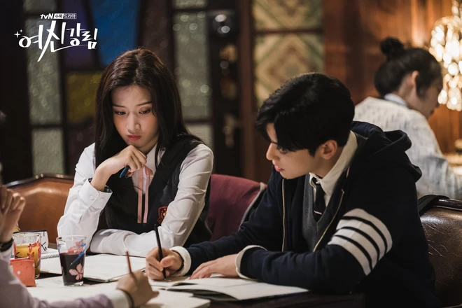 Cha Eun Woo - Moon Ga Young liếc nhau nổ mắt ở True Beauty, đang học bài hay hẹn hò đây ta! - Ảnh 3.