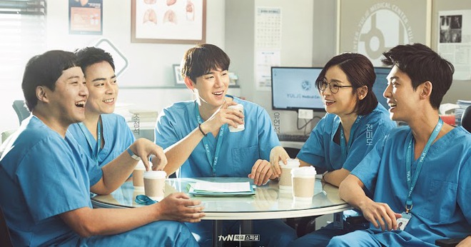 Nghe đồn bé ngoan Kim Seon Ho làm cameo ở Hospital Playlist 2, netizen hóng luôn màn giật bồ Jo Jung Suk - Ảnh 6.