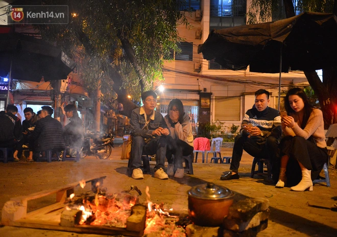 Chùm ảnh: Người Hà Nội đốt lửa trong đêm rét nhất từ đầu mùa, nhiệt độ dưới 12 độ C - Ảnh 10.