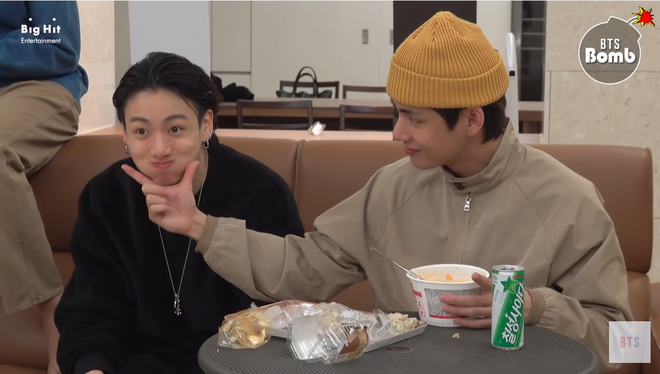 Jungkook (BTS) hờn dỗi vì không được đàn anh nhường đồ ăn, đã vậy còn bị trêu ngươi phát tức - Ảnh 9.