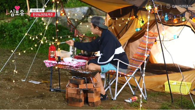 Chanyeol (EXO) đi cắm trại không xem dự báo thời tiết và cái kết bị gió quật tanh bành suýt cháy rụi cả bếp nướng - Ảnh 14.
