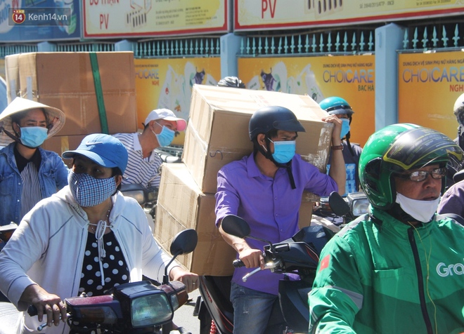 Chùm ảnh: Người Sài Gòn tranh thủ đi mua khẩu trang y tế phòng dịch Covid-19, giá bán vẫn bình ổn - Ảnh 5.