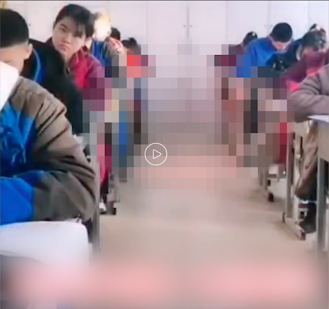 Quay livestream khi đang coi thi, một thầy giáo Trung Quốc bị đình chỉ dạy học - Ảnh 2.