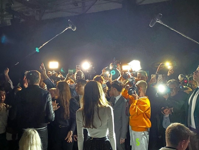 Knet rần rần vì ảnh Lisa (BLACKPINK) selfie ở sự kiện quốc tế: Visual chấp camera thường, tỷ lệ body đè bẹp cả dàn mẫu Tây - Ảnh 5.