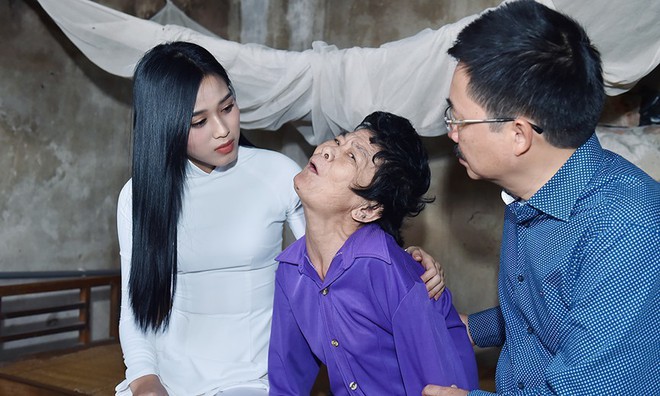 Hoa hậu Đỗ Thị Hà hỏi thăm và trao quà cho những hoàn cảnh khó khăn, cùng bố mẹ cúng bái Tổ tiên tại quê nhà Thanh Hoá - Ảnh 2.