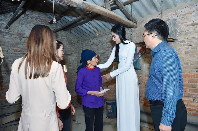 Hoa hậu Đỗ Thị Hà hỏi thăm và trao quà cho những hoàn cảnh khó khăn, cùng bố mẹ cúng bái Tổ tiên tại quê nhà Thanh Hoá - Ảnh 5.