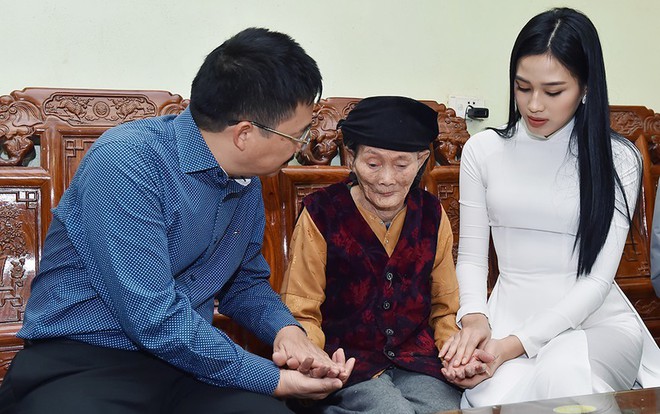 Hoa hậu Đỗ Thị Hà hỏi thăm và trao quà cho những hoàn cảnh khó khăn, cùng bố mẹ cúng bái Tổ tiên tại quê nhà Thanh Hoá - Ảnh 6.