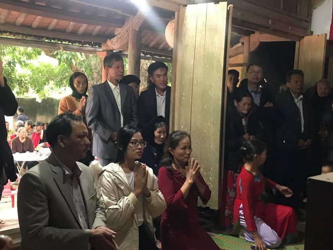 Hoa hậu Đỗ Thị Hà hỏi thăm và trao quà cho những hoàn cảnh khó khăn, cùng bố mẹ cúng bái Tổ tiên tại quê nhà Thanh Hoá - Ảnh 7.