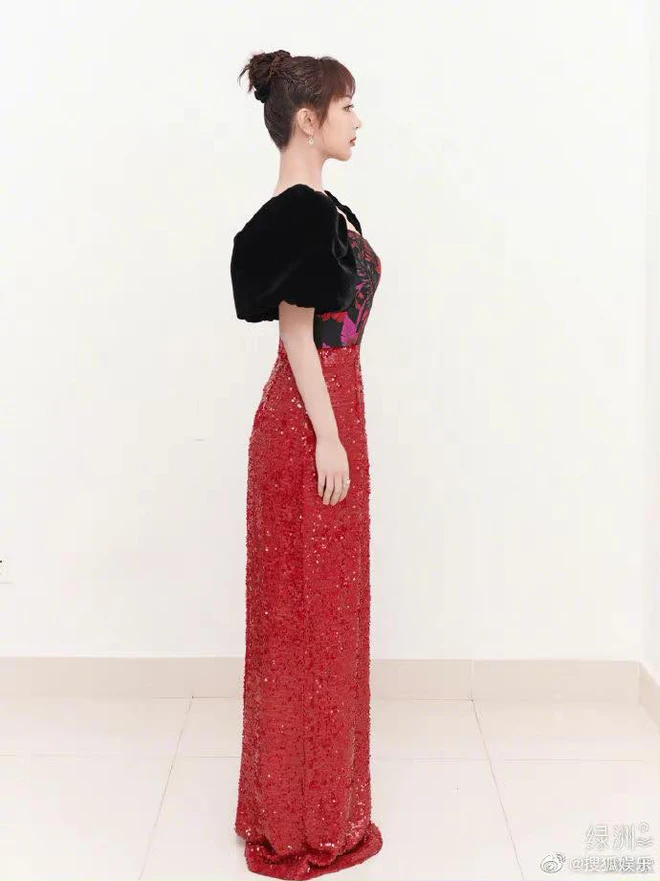 Stylist của Dương Tử gây phẫn nộ khi “trăm lần như một” cho cô mặc đúng 1  kiểu trang phục