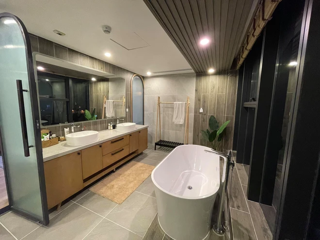 Cơ ngơi của Trang Lou - Tùng Sơn ở tuổi 25: Rộng thênh thang, ấn tượng nhất là phòng tắm sang như ở resort - Ảnh 8.