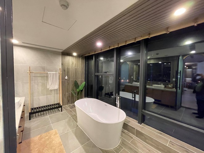 Cơ ngơi của Trang Lou - Tùng Sơn ở tuổi 25: Rộng thênh thang, ấn tượng nhất là phòng tắm sang như ở resort - Ảnh 9.