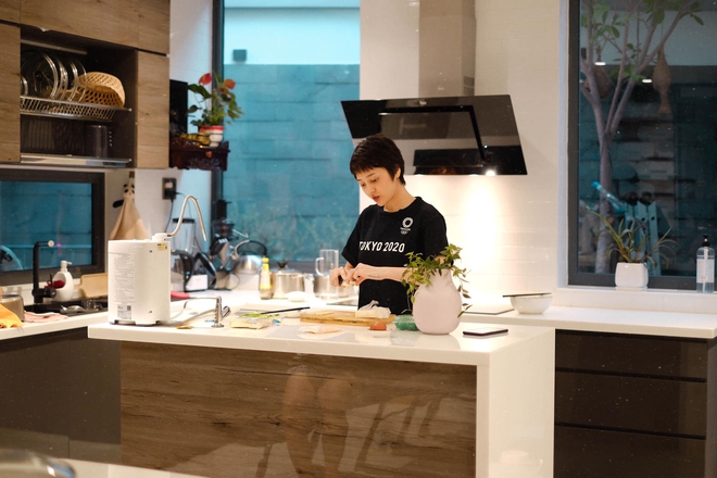 Căn hộ của Bảo Anh: Phòng khách tông xám trầm cá tính, phòng ngủ xanh đậm sang trọng, đẹp như studio - Ảnh 11.