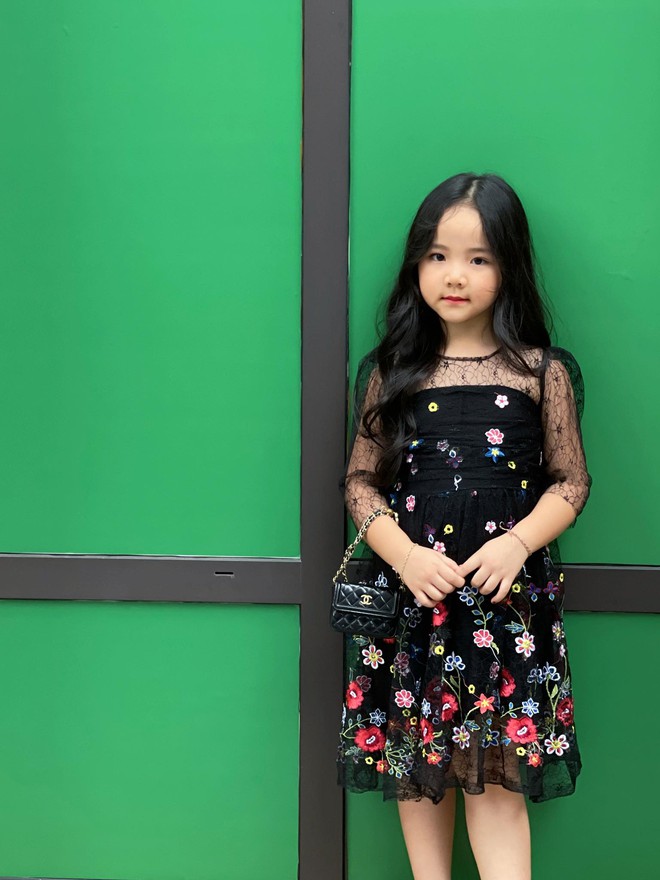 Trang Nhung gây sốt khi khoe bộ ảnh của ái nữ 6 tuổi và cháu ruột từng thi Hoa hậu: Gia đình gen đẹp nhất nhì Vbiz là đây! - Ảnh 4.