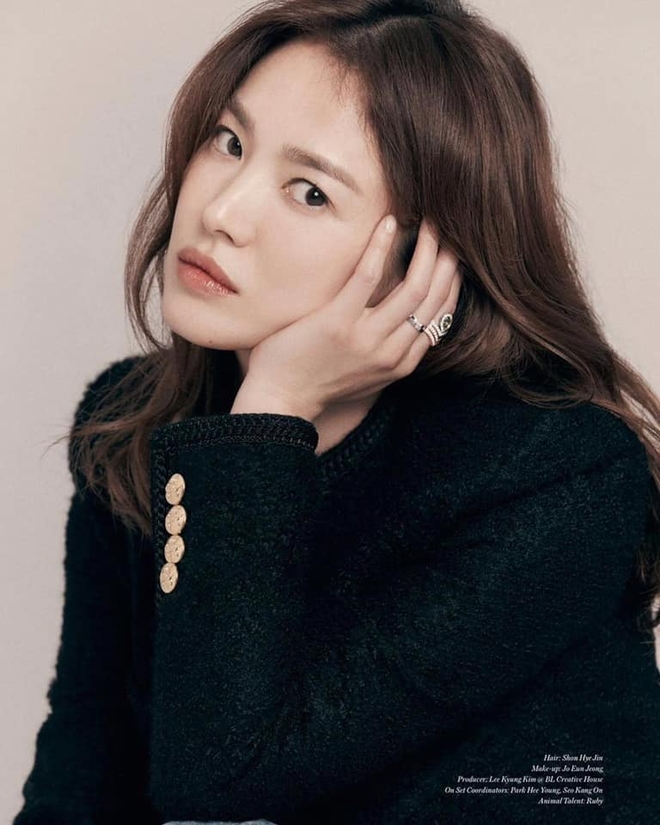 Song Hye Kyo đụng hàng Lisa: Tường thành nhan sắc U40 liệu có qua mặt đại sứ toàn cầu của Celine? - Ảnh 2.