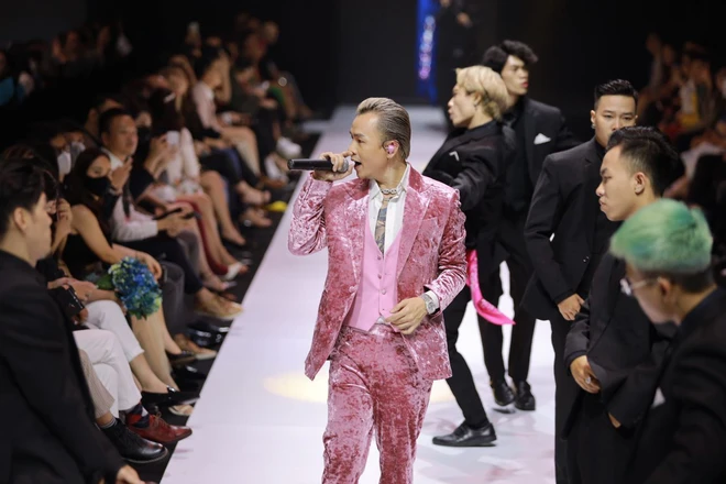 Soi tai nghe màu hồng cực bắt mắt của Binz trên sàn diễn Fashion Week, hoá ra cũng là hàng thửa giống Sơn Tùng M-TP - Ảnh 1.