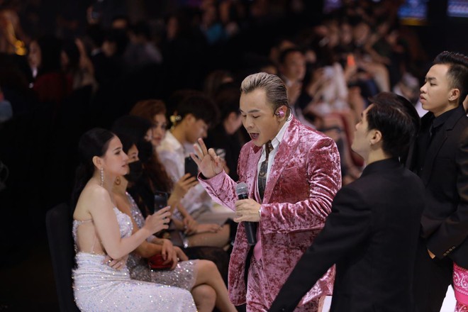 Soi tai nghe màu hồng cực bắt mắt của Binz trên sàn diễn Fashion Week, hoá ra cũng là hàng thửa giống Sơn Tùng M-TP - Ảnh 3.