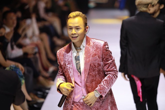 Soi tai nghe màu hồng cực bắt mắt của Binz trên sàn diễn Fashion Week, hoá ra cũng là hàng thửa giống Sơn Tùng M-TP - Ảnh 2.