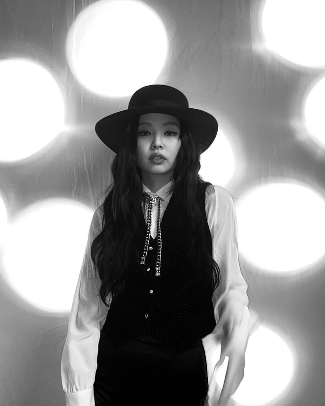 Jennie (BLACKPINK) tung ảnh hậu trường trắng đen thôi mà khiến 2 triệu người phát cuồng, nhìn tưởng sao Hollywood - Ảnh 4.