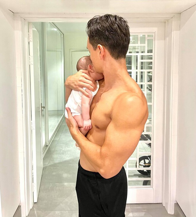 Hà Hồ khoe khoảnh khắc Kim Lý mùi mẫn chơi với con nhỏ, dân tình chỉ soi body sexy ngộp thở của daddy hot nhất Vbiz - Ảnh 4.