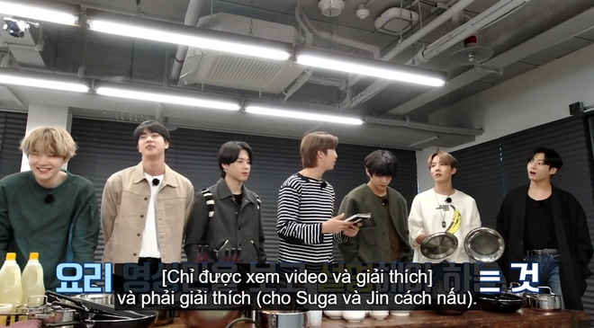 Hai thành viên BTS nấu ăn theo hướng dẫn của em út vàng nhưng lại làm món ăn suýt toang vì sự cố lệch sóng - Ảnh 3.