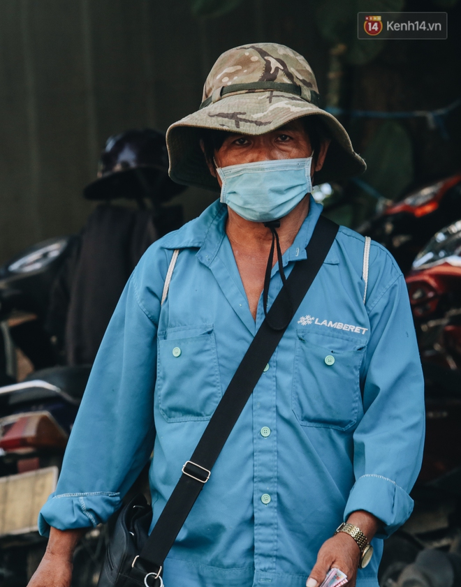 Cuộc sống bình thường mới ở Sài Gòn giữa dịch Covid-19: Tự giác ngồi giãn cách, đeo khẩu trang và sát khuẩn tay - Ảnh 7.