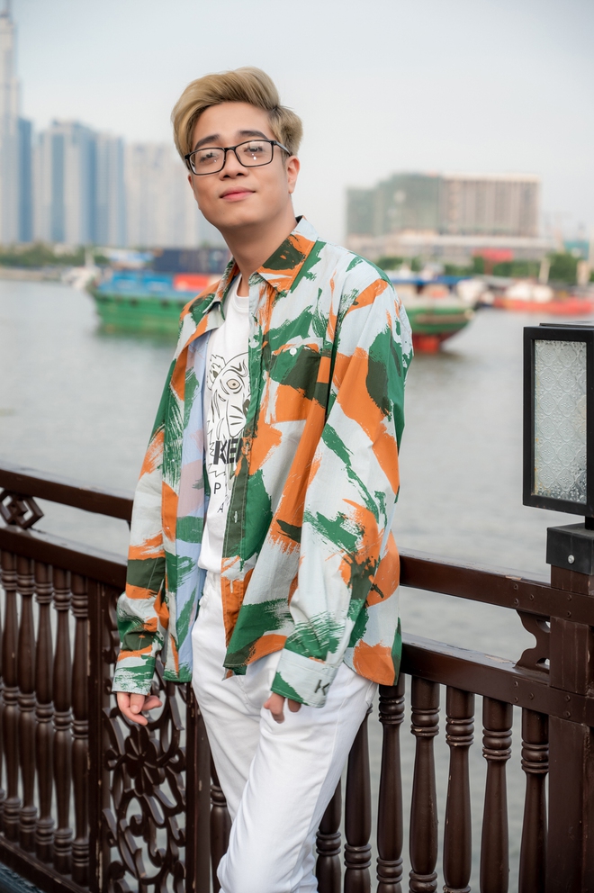 Bùi Anh Tuấn ngẫu hứng hát Acoustic trên du thuyền trong buổi ra mắt show thực tế mới - Ảnh 1.
