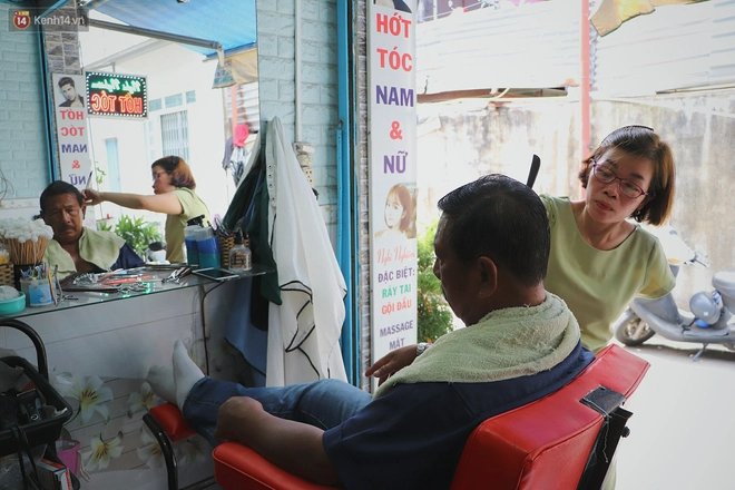 Chuyện về người phụ nữ cắt tóc 1 tay ở Sài Gòn: Chồng chị bỏ rồi nên có mệt mấy vẫn cố gắng làm vì 2 đứa con - Ảnh 10.