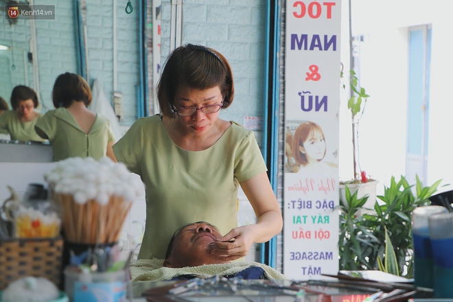 Chuyện về người phụ nữ cắt tóc 1 tay ở Sài Gòn: Chồng chị bỏ rồi nên có mệt mấy vẫn cố gắng làm vì 2 đứa con - Ảnh 7.