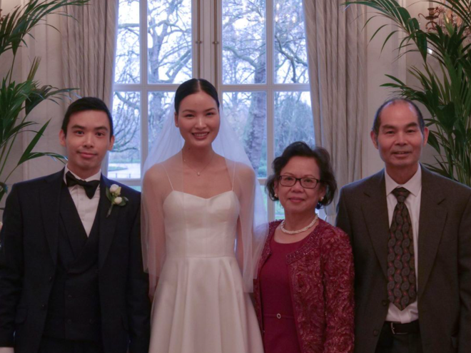 Á quân Next Top Chà Mi bất ngờ tung ảnh cưới tại Anh Quốc: Nàng mẫu diện váy cưới giản dị, đầy rạng rỡ bên bạn trai gốc Hoa - Ảnh 2.