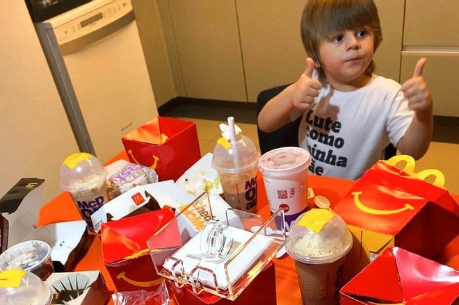 Cậu bé 4 tuổi lén lấy điện thoại mẹ order 2 triệu tiền thức ăn nhanh, khi bị phát hiện liền có biểu cảm “chất như nước cất” - Ảnh 2.