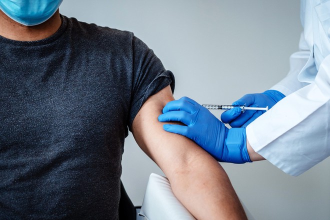 Facebook và Instagram sẽ xóa bỏ thông tin sai lệch về vắc-xin Covid-19 - Ảnh 2.