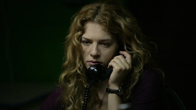 The Call so với bản năm 2011: Ác nữ bản gốc không thèm lộ diện, thay đổi đáng sợ nhất chính là twist khủng cuối phim - Ảnh 2.