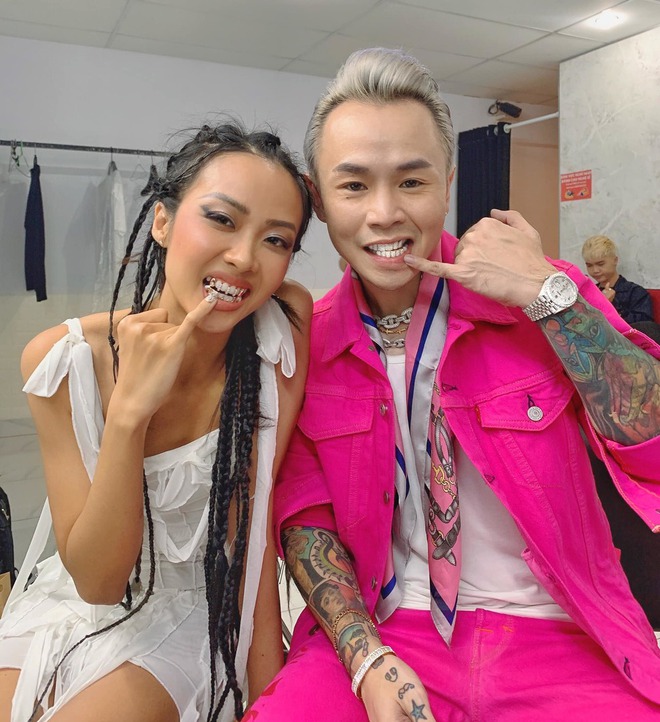Hiếm lắm mới thấy Suboi khoe ảnh với ông xã tại sự kiện: Nữ rapper khoe răng kim cương chanh sả, vợ chồng chất cả đôi! - Ảnh 5.