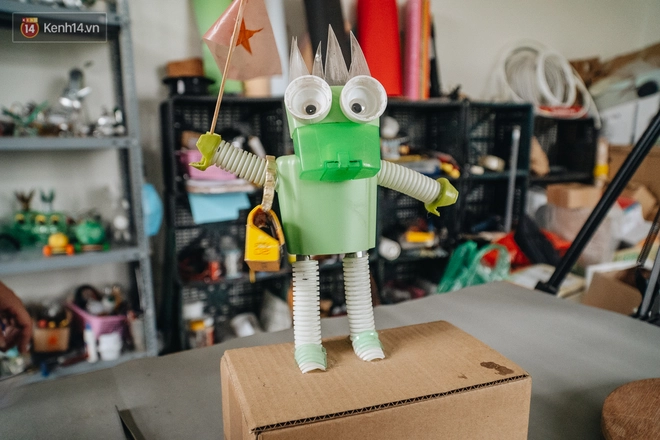 Chàng trai Hà Nội sáng tạo cả kho đồ chơi từ rác thải: Mình làm không xuể, vì lượng rác quá nhiều - Ảnh 6.