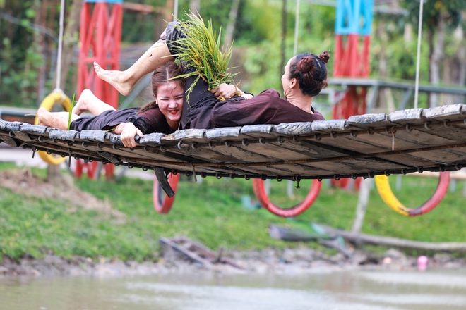 Võ Hoàng Yến có biệt danh mới Võ Hoàng Cước khi tung đòn, đạp đẩy dàn Hoa hậu, Á hậu xuống sông - Ảnh 2.