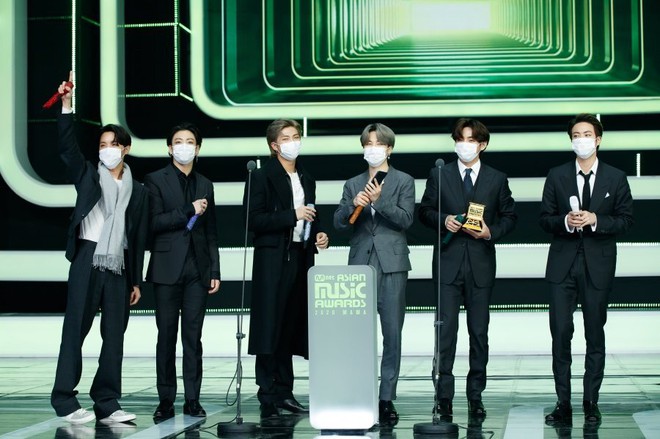 Nhận all-kill Daesang, BTS lên phát biểu tiện thể nhắc nhẹ “thù xưa” với MAMA, ngày trước còn không thèm mời nhóm tới dự giải! - Ảnh 1.