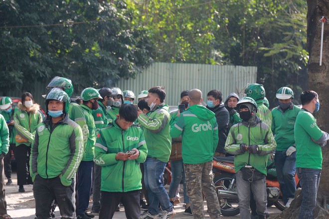 Nỗi niềm cánh tài xế sau khi Grab tăng giá cước: Người tắt app ngừng chạy, người vẫn cắn răng làm vì còn nuôi cả gia đình - Ảnh 1.