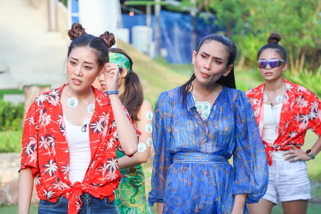 Drama cực căng: Tường Linh bị đối thủ đập cùi chỏ vào ngực, buồn nôn đòi bỏ về, Hoàng Thùy bất ngờ thay thế? - Ảnh 6.