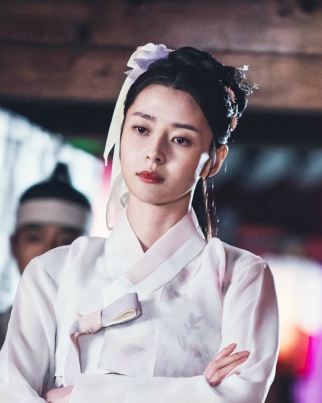 Chuyện thật như đùa: Tình tin đồn của Lee Jong Suk đóng phim cổ trang, netizen liền phản đối chỉ vì cô nàng... quá xinh! - Ảnh 3.